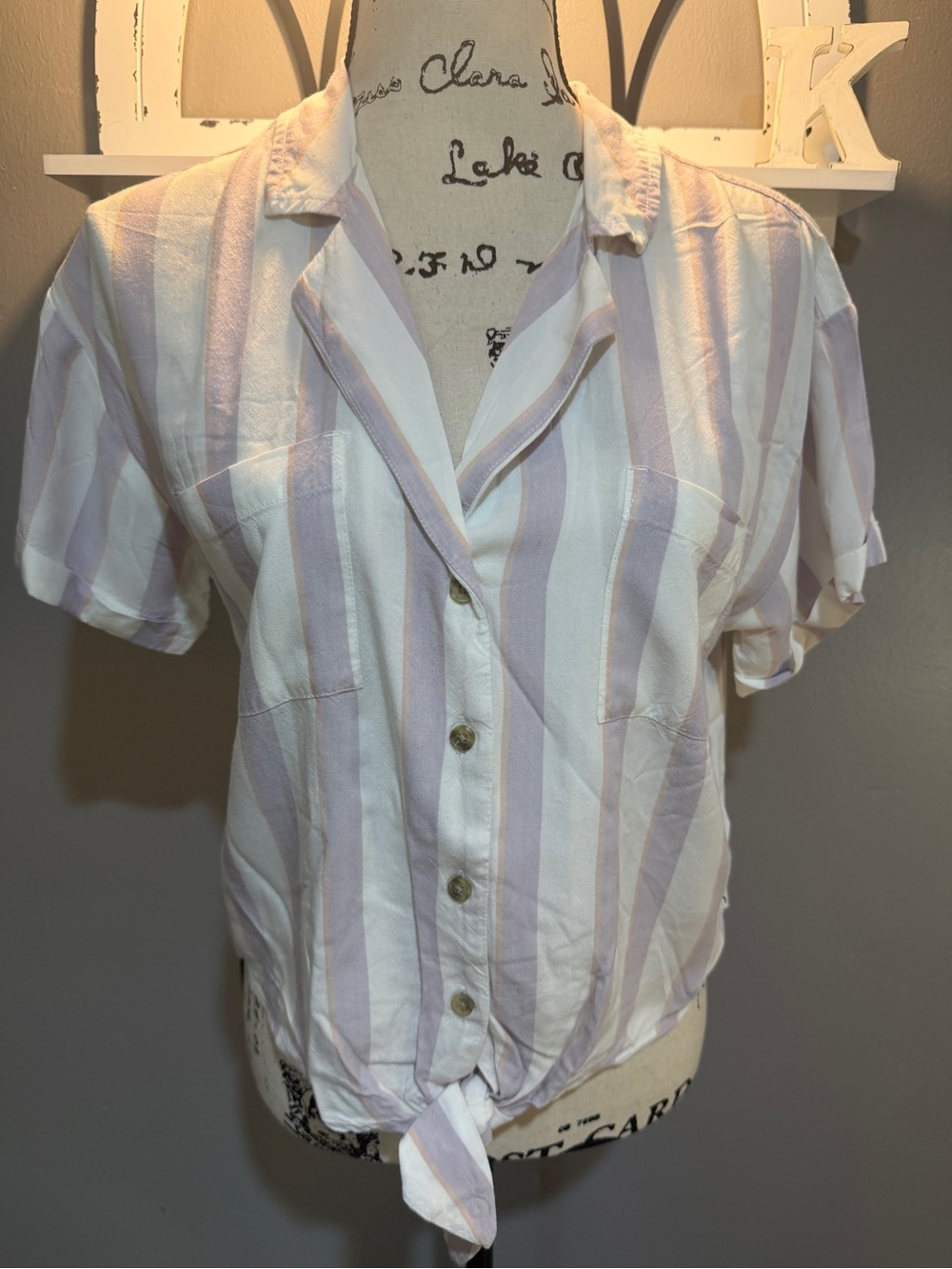 HOLLISTER LAVENDER/WHITE STRIPED TIE FRONT TOP SZ M